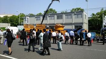 暑い中実演会場へもたくさんのお客様に来ていただきました。